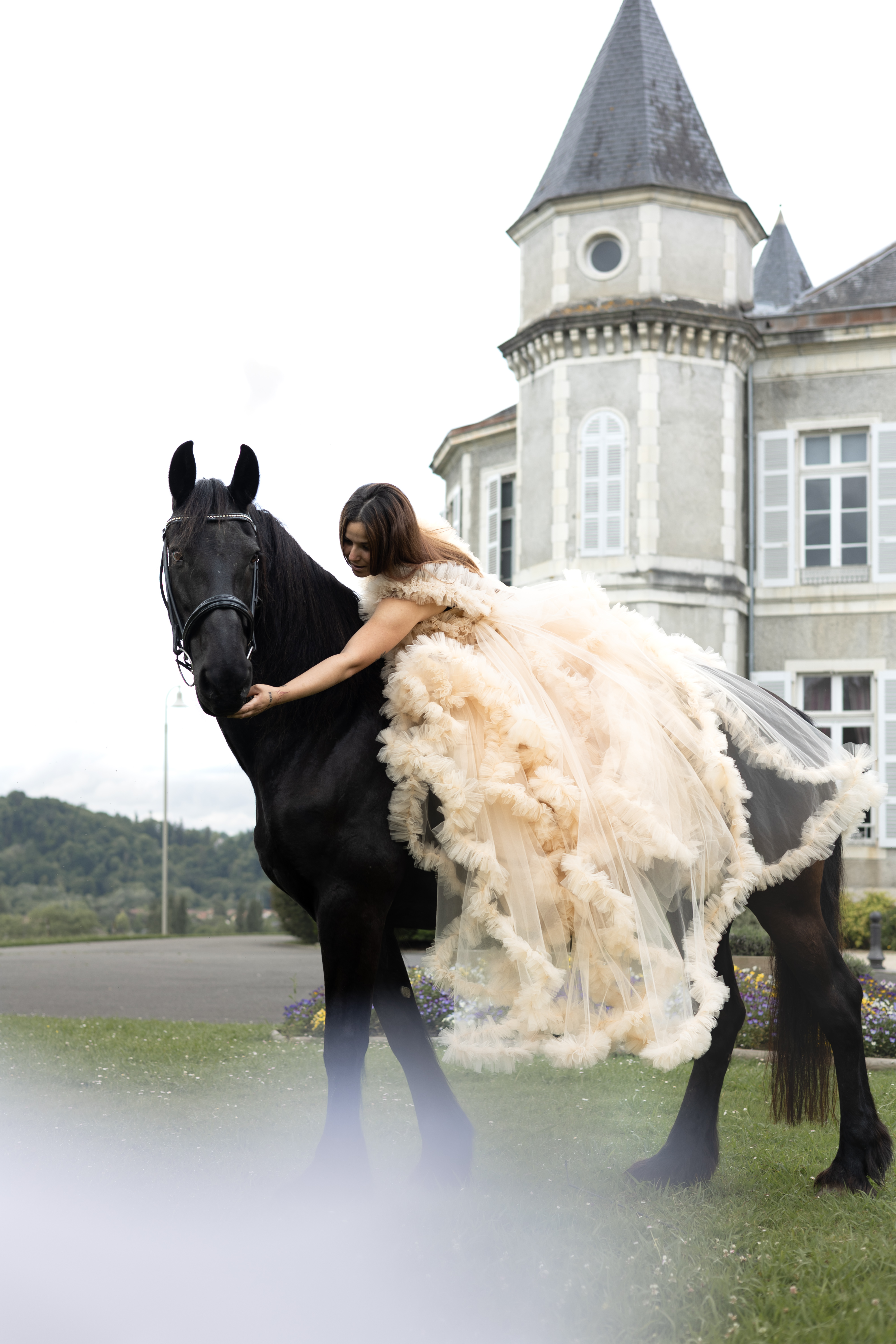 Femme allongée avec grâce sur le dos d’un cheval noir