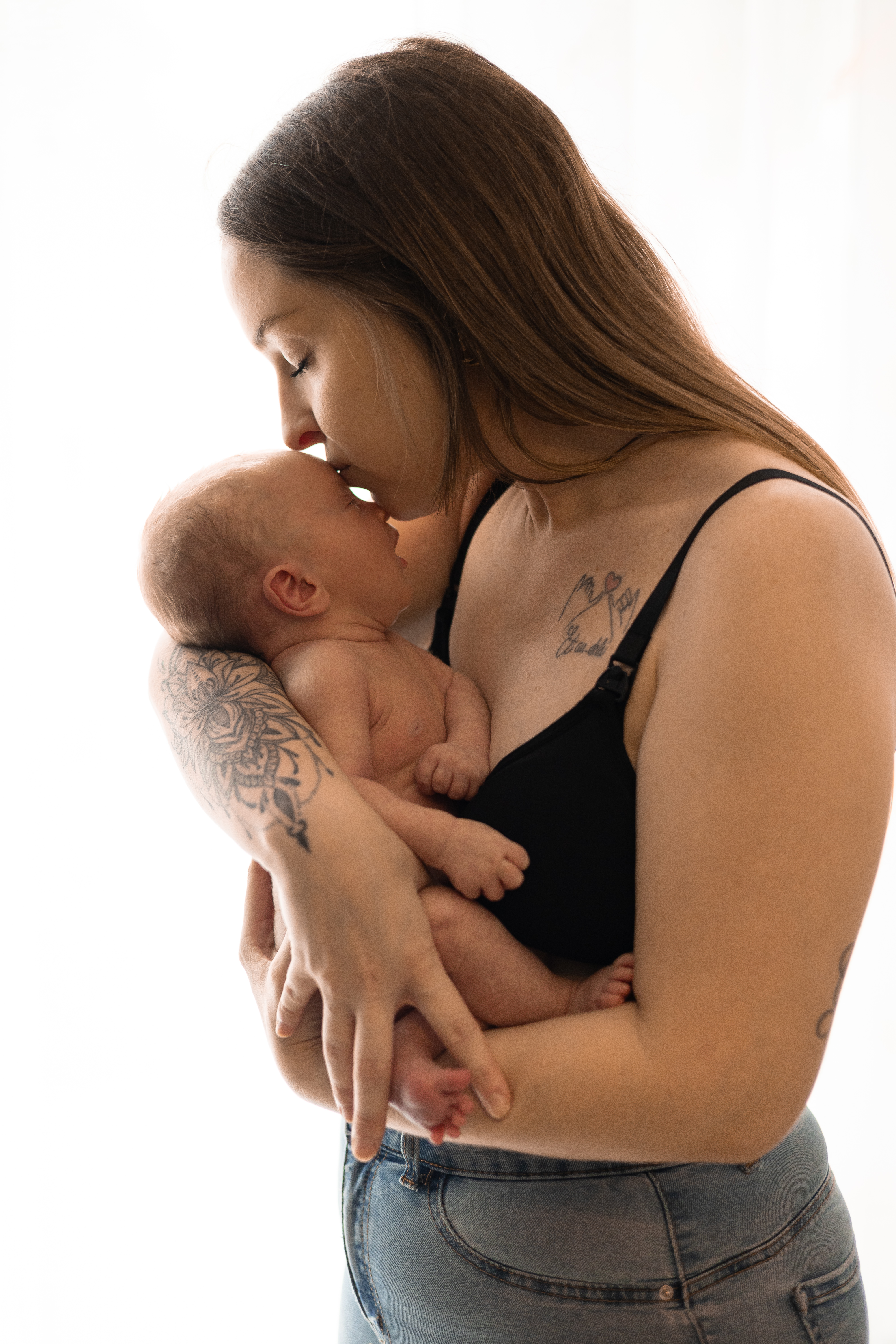 Mère embrassant tendrement le front de son nouveau-né