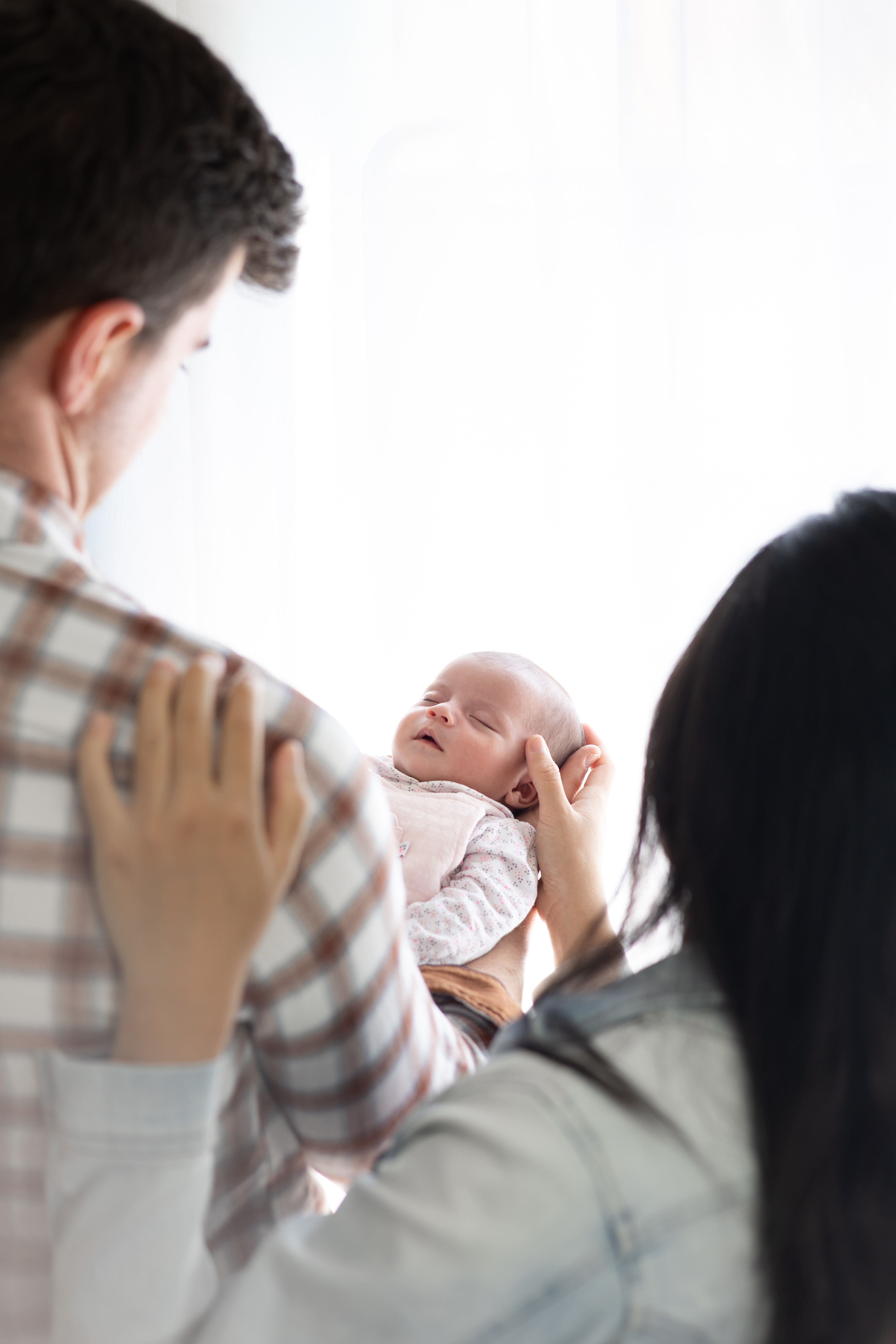 Parents regardant ensemble leur nouveau-né tenu à hauteur du visage